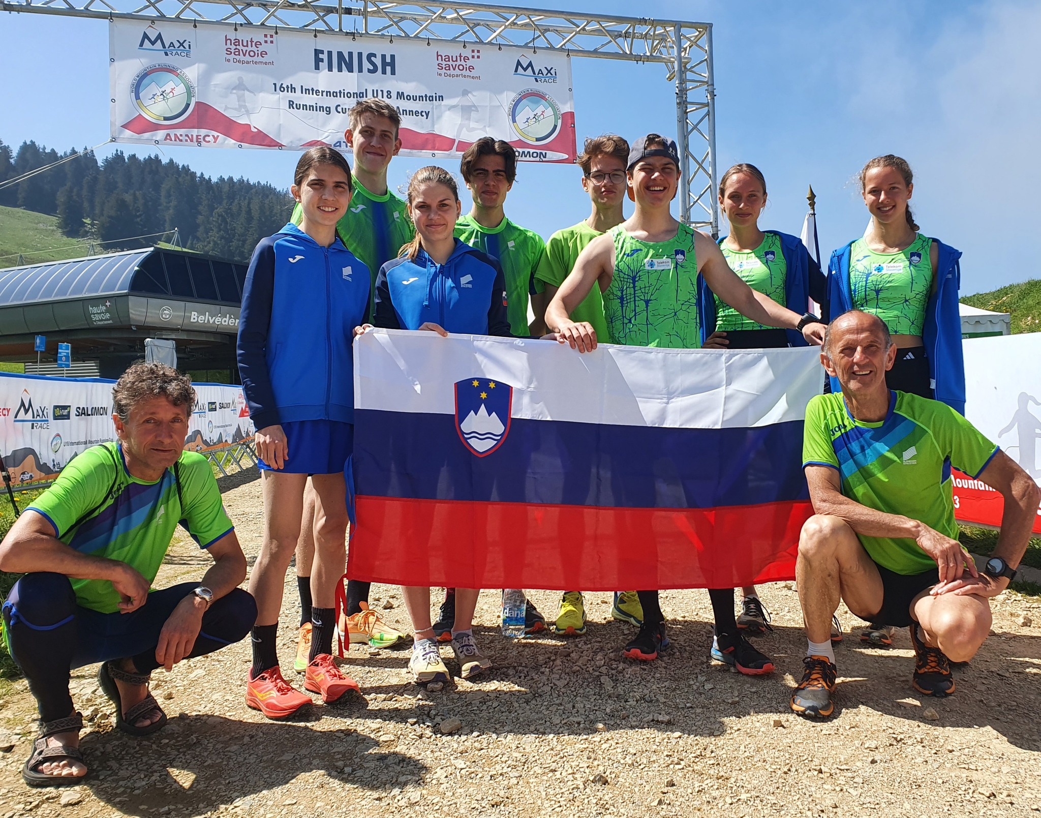 Slovenska mlajše mladinska reprezentanca v gorskih tekih, ki je nastopila v Franciji.
